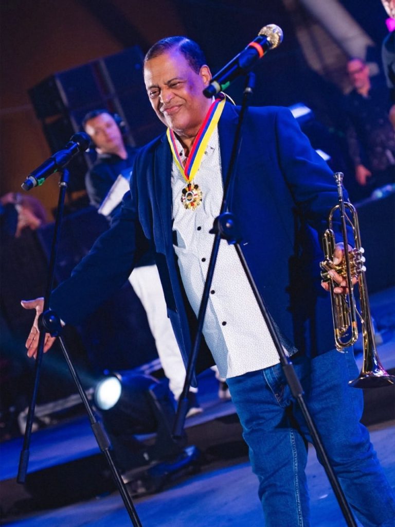 They honor the Puerto Plata maestro Wilfrido Vargas at the Atlantic Carnival in Barranquilla, Colombia