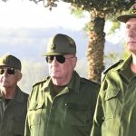 Miguel Díaz-Canel observa prácticas en el Día de la Defensa