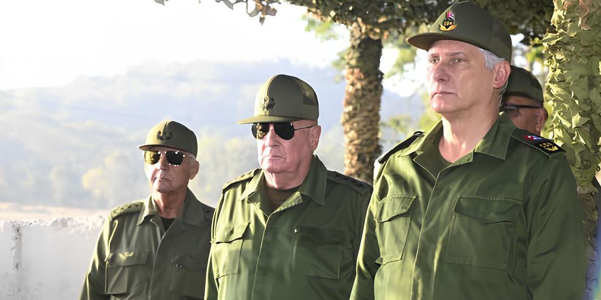 Miguel Díaz-Canel observa prácticas en el Día de la Defensa
