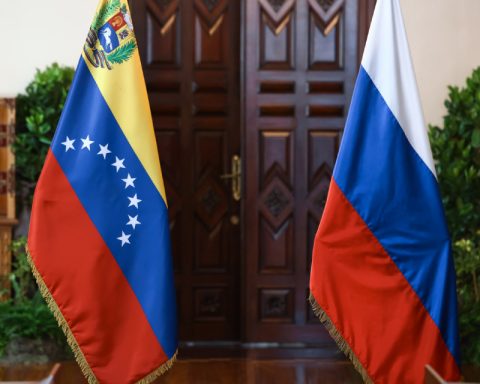 Venezuela and Russia review "progress" of bilateral "strategic cooperation"